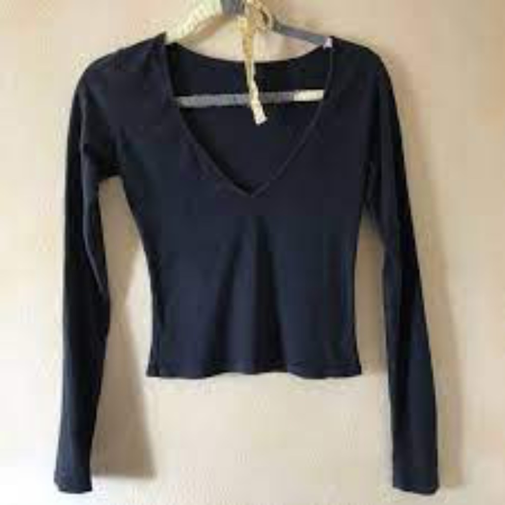 Brandy Melville Navy Long Sleeved V-Neck T-shirt